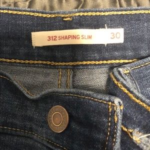 Levi’s 312 shaping slim jeans size 30